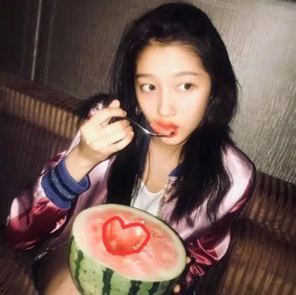 关晓彤吃瓜现场视频下载,真实反应引网友热议  第3张