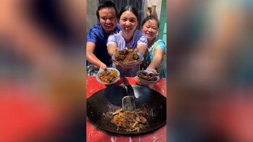 村里老嫂子吃瓜,笑谈家常乐无边 第1张 村里老嫂子吃瓜,笑谈家常乐无边 第1张