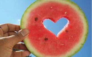 镜子里有人吃瓜,揭秘镜子里吃瓜的奇幻瞬间 第2张 镜子里有人吃瓜,揭秘镜子里吃瓜的奇幻瞬间 第2张