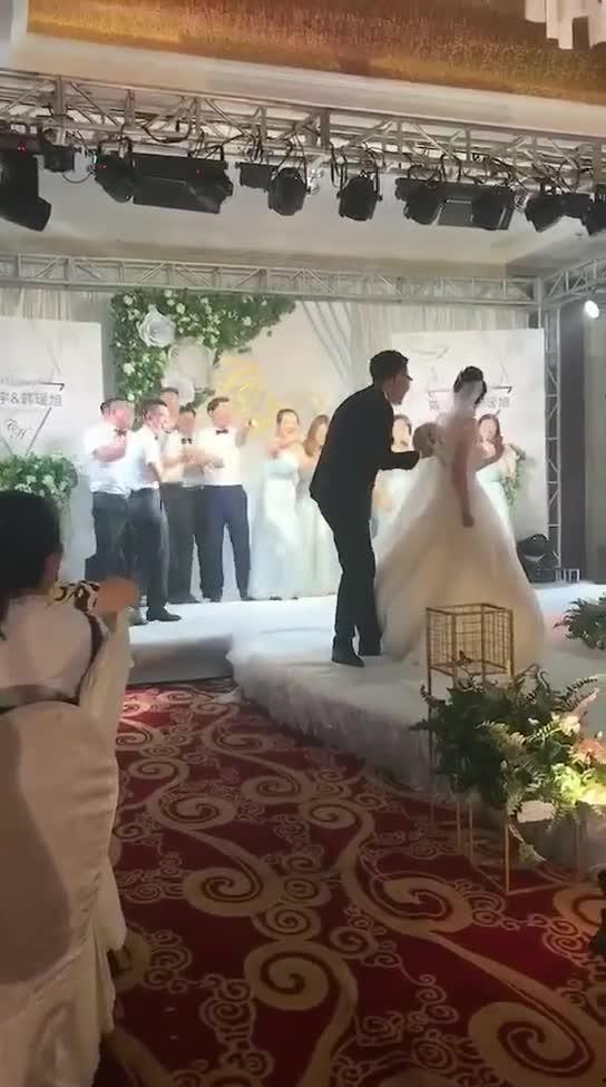 伴娘分母吃瓜  第3张