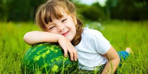 带你吃瓜的女孩  第1张